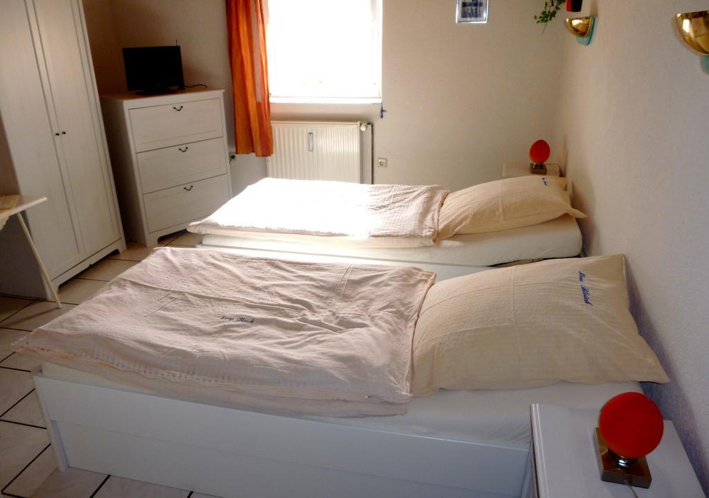 Doppel-/Zweibettzimmer mit Gartenblick